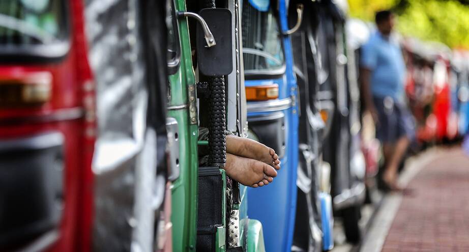 Фото дня: очередь за бензином в Коломбо