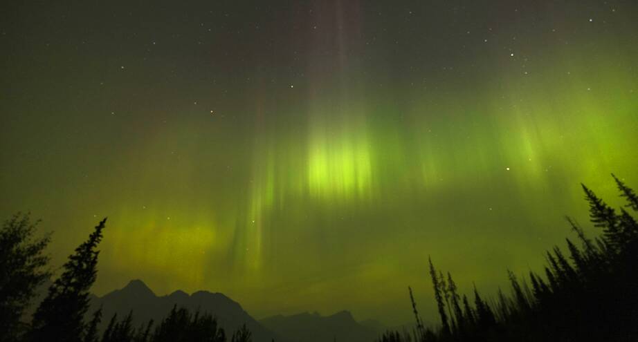 Фото дня: северное сияние в Канаде