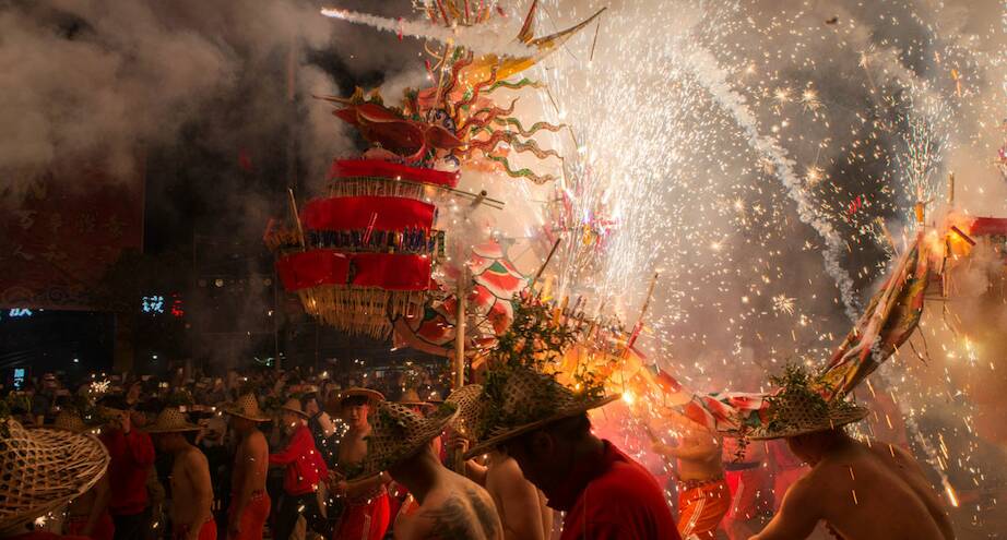 Фото дня: танец огненного дракона