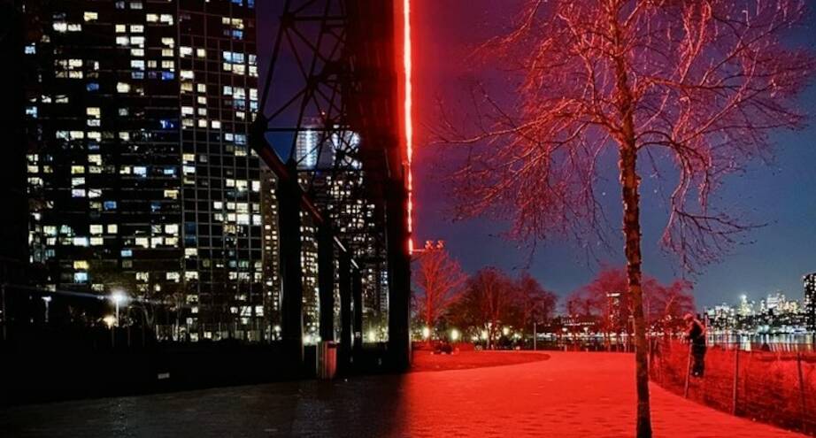 Фото дня: неон на улице Нью-Йорка