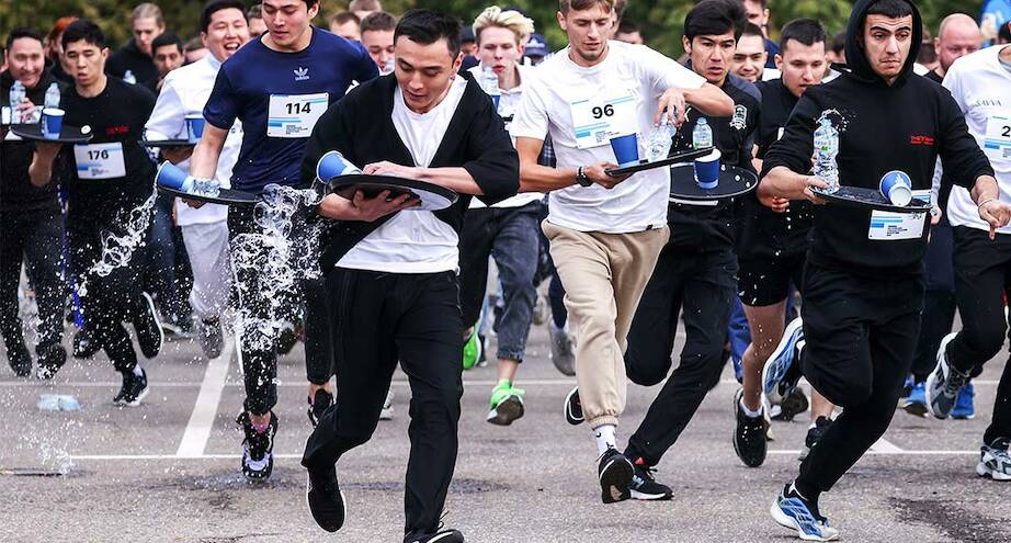 Фото дня: забег официантов в Москве