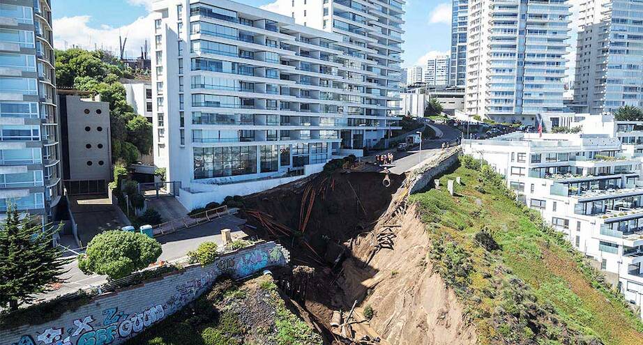 Фото дня: провал после ливней в чилийском городе