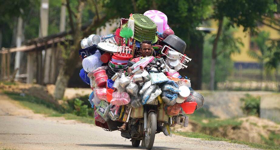 Фото дня: продавец пластиковых изделий в Индии