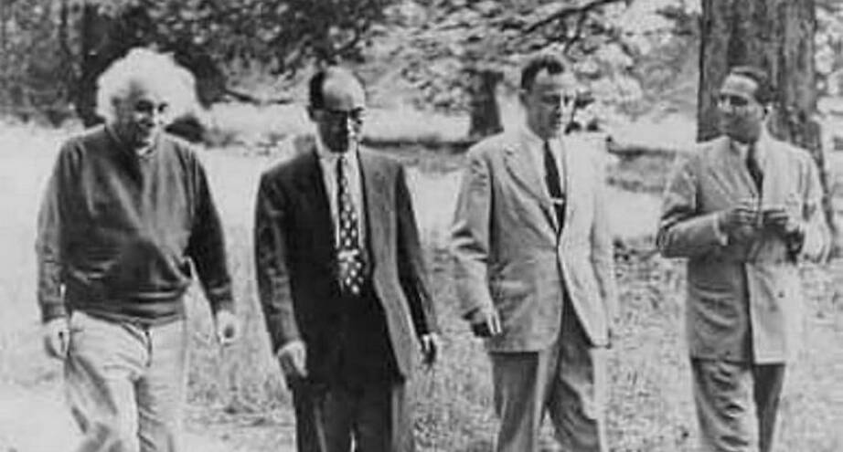 Фото дня: четыре физика на прогулке, 1954