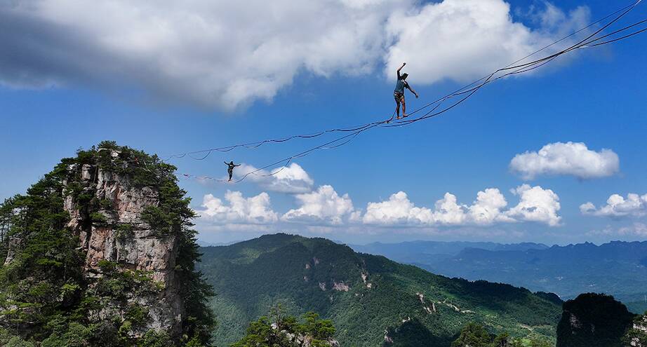 Фото дня: занятия слэклайном