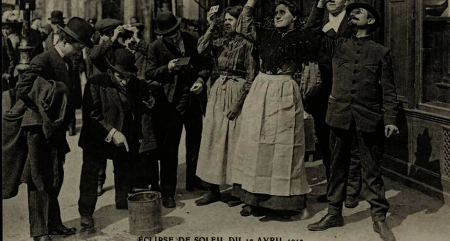 Фото дня: группа людей наблюдают за затмением солнца в 1912 году