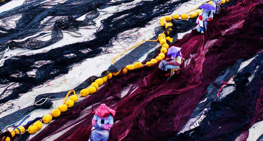 Фото дня: мастера ремонтируют рыбацкие сети, Китай