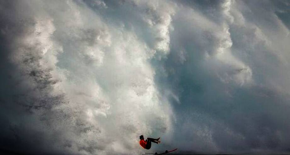 Фото дня: серфингист прыгает в воду, чтобы избежать столкновения с волной