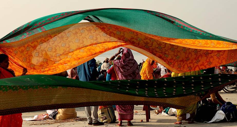 Фото дня: покупатели на индийской ярмарке