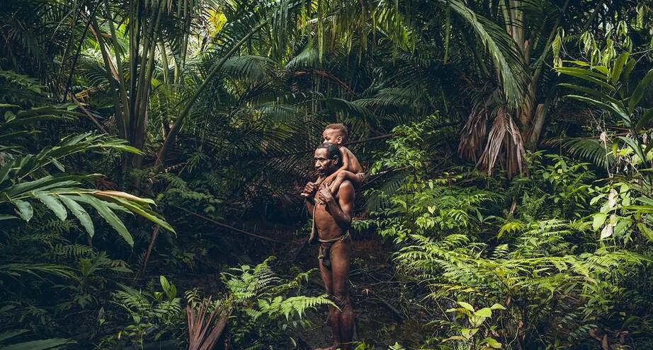 Фото дня: представитель народа коровай с ребенком, Папуа ― Новая Гвинея