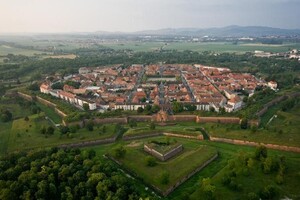 Идеальный город Нёф-Бризак, построенный в форме восьмиугольной звезды