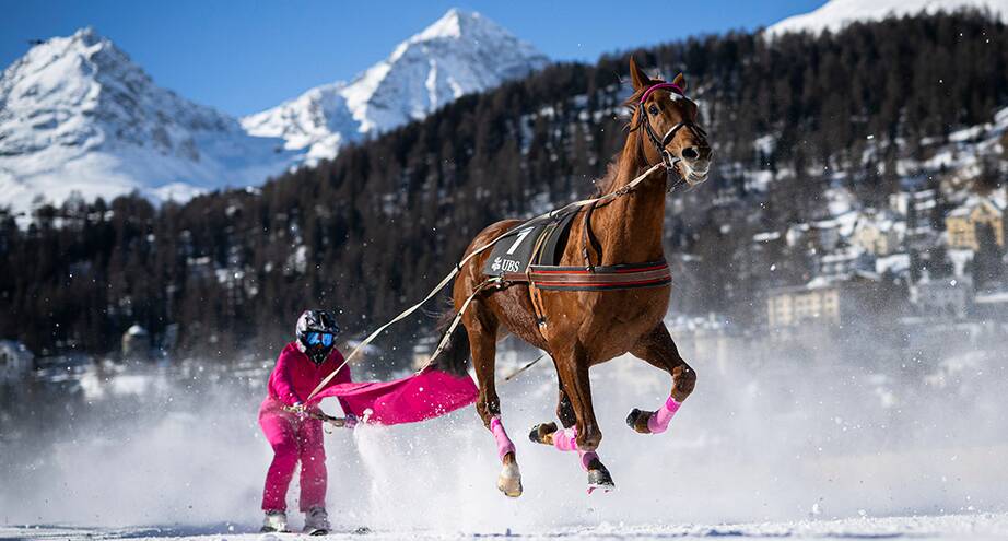 Фото дня: скачки по льду швейцарского озера
