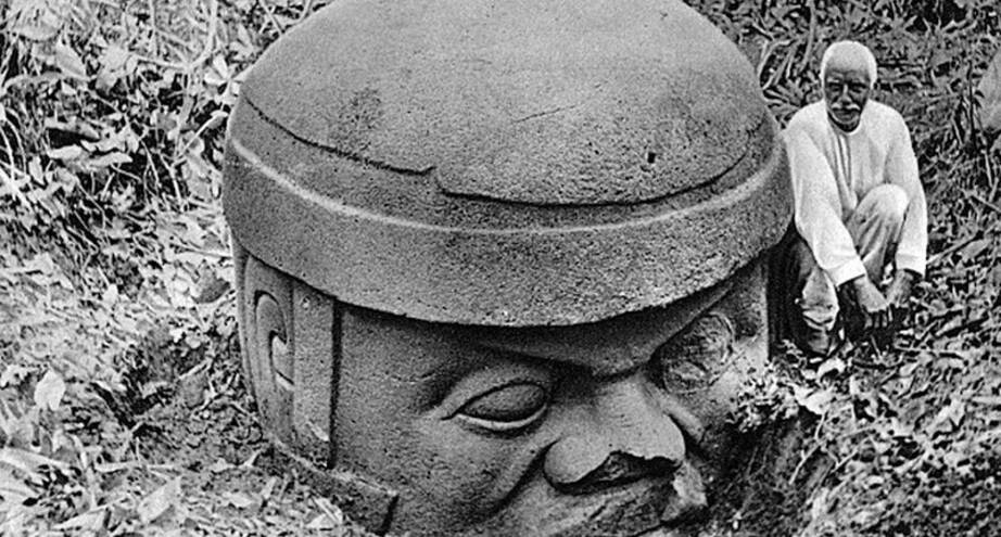 Фото дня: гигантская голова в Мексике