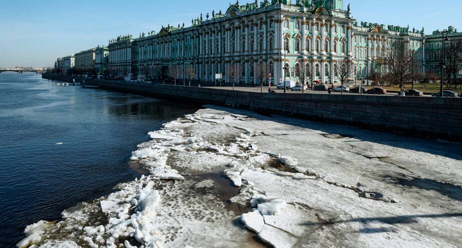 Фото дня: ледоход в Санкт-Петербурге