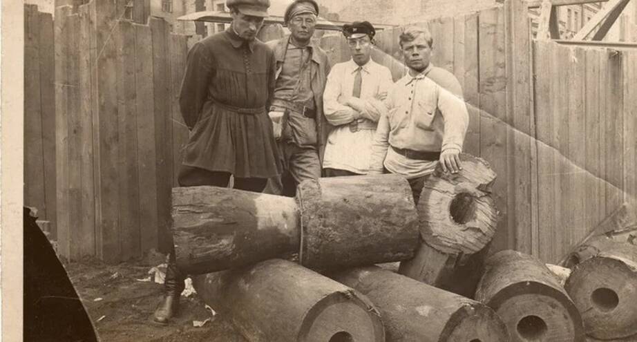 Фото дня: деревянные водопроводные трубы в Ленинграде, 1930 гг.